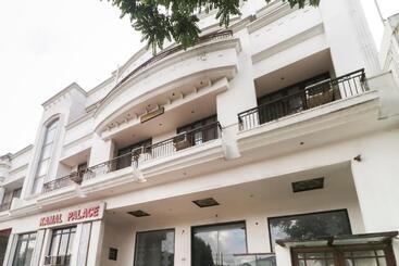 Hotel Oyo 61138 Kamal Palace