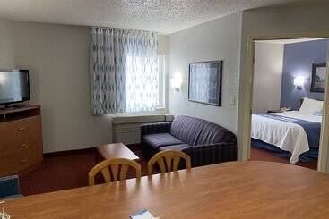 Отель Days Inn & Suites By Wyndham Green Bay Wi