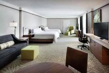 בית מלון כפרי Hilton Garden Inn Montreal Airport