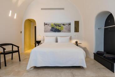 Hotel Porto Fira Suites