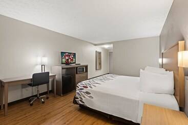 Отель Red Roof Inn & Suites Newnan