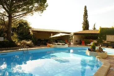 Отель Le Devem De Mirapier