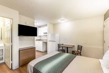 ホテル Hometowne Studios By Red Roof Orlando   Casselberry