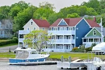 Bed & Breakfast The Water's Edge Inn & Gallery