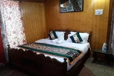 Hotel Young Bombay Premium Heritage Houseboat , Srinagar