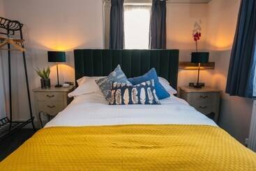 بنسيون The Black Boy