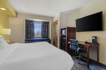 호텔 Clarion Pointe Staunton East