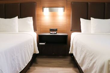 Szálloda Days Inn & Suites By Wyndham Fort Myers Near Jetblue Park