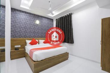 Hotel Oyo 49805 The Midway Sky