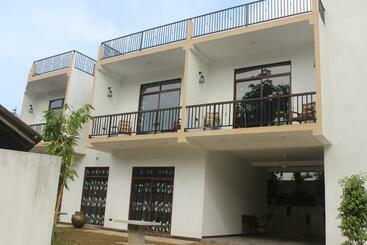 بنسيون Surf N Summer