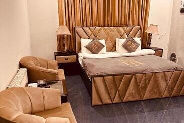 Reina Boutique Hotel G9