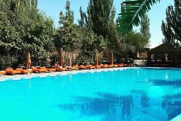 Cross Apartments And Tours