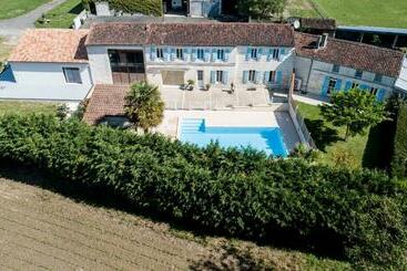 פנסיון Les Cuves  Saintes