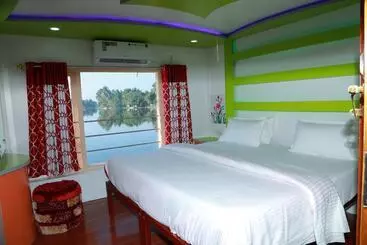 Hotel Beachparadise  Daycruise Houseboat