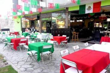 בית מלון כפרי Fiesta Nueva Italia Inn