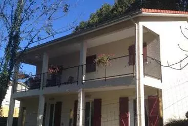 Majatalo Le Mas De Servant Roulottes Et Chambres D Hôtes