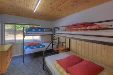 茅舍 Anglers Reach Lakeside Village