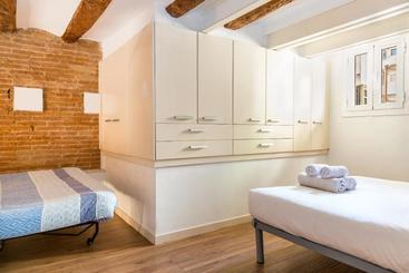 هتل Fridays Flats Dreamy Duplex   Stylish Beach Loft