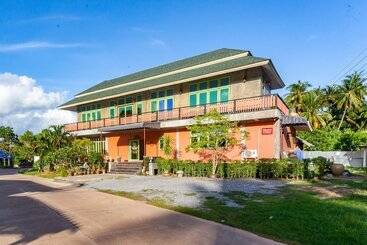 פנסיון Tonmai Suites