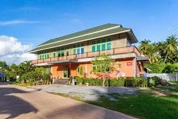 Majatalo Tonmai Suites