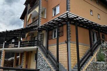 Pensiunea 3flori De Colț