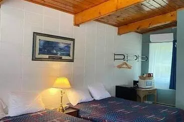 Huron Sands Motel And Restaurant