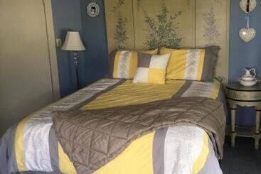 Glass Magnolia Bed & Breakfast