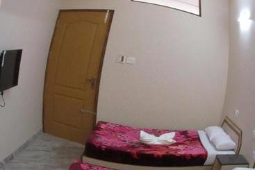 Hotel Saravana Grand