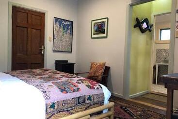 Пансион Grey Gum Lodge