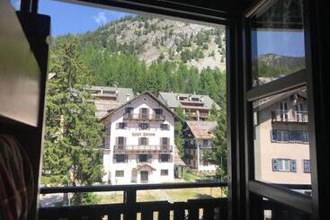 Hotel Chalet Della Luna Attenzione Lavori Di Ristrutturazione In Corso Impalcatura