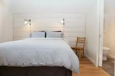 Lomakeskus Sunwolf Riverside Cabins