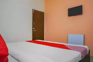 Hotel Oyo 16053 Ema Happy Stay
