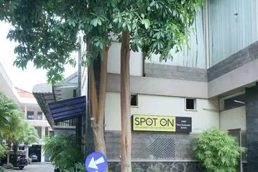 Hotel Spot On 2090 Ratna Backpacker Syariah