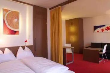 Отель Orange Wings Krems