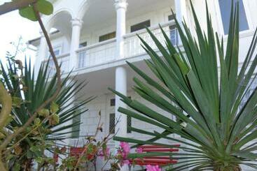 ペンション White Guest House