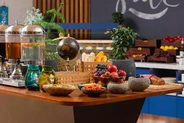 هتل Hampton By Hilton Turkistan