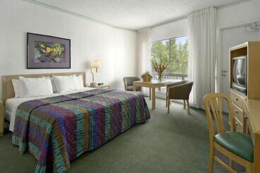 فندق Thunderbird Beach