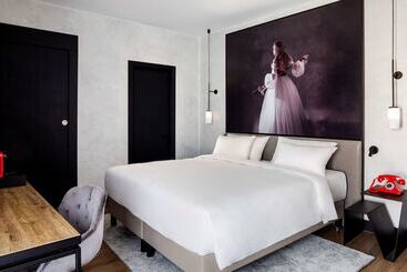 هتل Radisson Red Madrid