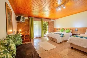 Hotell Airport Bird & Game Lodge