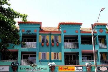 Отель Le Cher Du Monde Adults Only