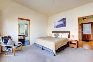 Отель Stewarts Bay Lodge