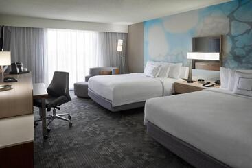Отель Courtyard By Marriott Toronto Airport