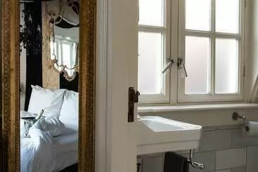 هتل Rosalia S Menagerie Cocktail Bar & Innupstairs