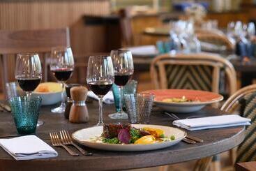 هتل Les Etangs De Corot