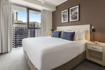 Отель Oaks Brisbane On Felix Suites