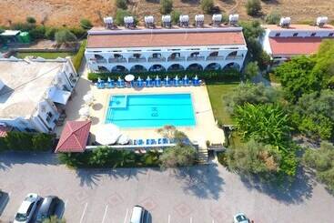 هتل Bare Hill Holiday Village