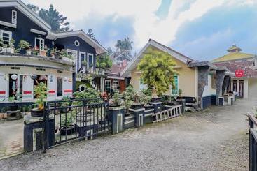 בית מלון כפרי Oyo 90197 Villa Bangau Ciloto