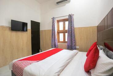 Otel Oyo 73731  Mayur