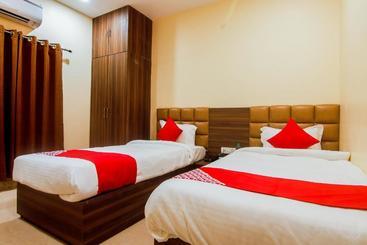 Hotelli Oyo 24779 Royal Avenue