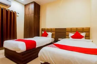 Hotel Oyo 24779 Royal Avenue